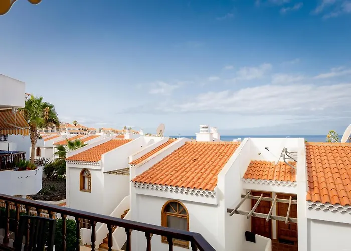 21 C Bouganvillas Адехе