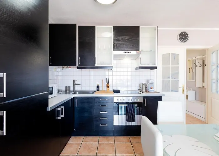 21 C Bouganvillas Адехе