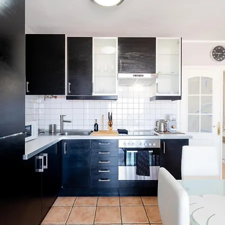 21 C Bouganvillas 아데제